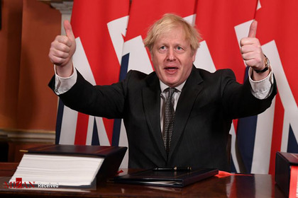 خوشحالی بوریس جانسون نخست وزیر انگلستان بعد از امضاء برگزیت.