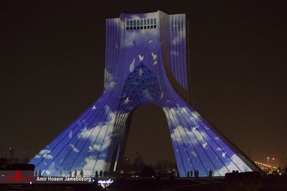 نورپردازی برج آزادی به مناسبت گرامیداشت یاد و خاطره قربانیان سانحه هواپیمای اوکراینی
