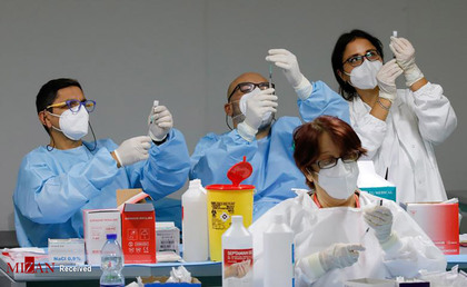گروه پزشکی در حال اماده سازی واکسن کرونا برای تزریق در نپال.