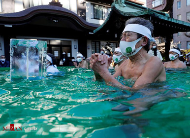 پوشیدن ماسک در ژاپن در هنگام شنا.