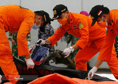 تیم جستجو برای پیدا کردن لاشه هواپیمای سقوط کرده اندونزی.