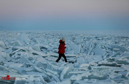 پیاده روی در میان یخ های قزاقستان.