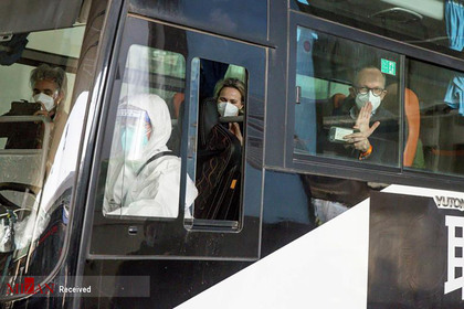 یکی از افرادی که از طرف سازمان بهداشت جهانی مامور پیدا کردن ریشه کرونا ویروس شده است در حال ترک فرودگاه ووهان چین. 