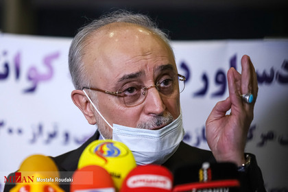 علی اکبر صالحی معاون رییس‌جمهور و رییس سازمان انرژی اتمی ایران در مراسم رونمایی از دستاورد ارتباط کوانتومی فضای آزاد