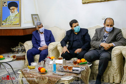 دیدار حاجی محمدی رییس سازمان زندان‌ها در شب وفات حضرت ام البنین (س) با خانواده شهید لاجوردی