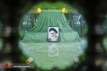 مراسم آغاز چهل و دومین سالگرد پیروزی انقلاب اسلامی در حرم امام خمینی (ره)
