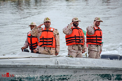 رژه اقتدار یگان‌های شناور دریایی ارتش و مرزبانی در آستارا
