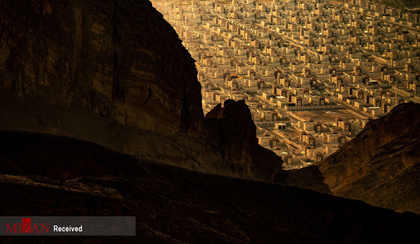 عکاس جبل گارسیستو از امارات، شهری در بیابان.
