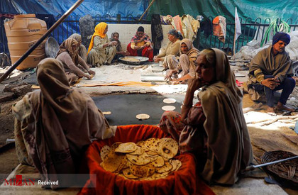 زنانی که در هند برای همسرانشان و دیگر معترضان هندی غذا می پزند. 