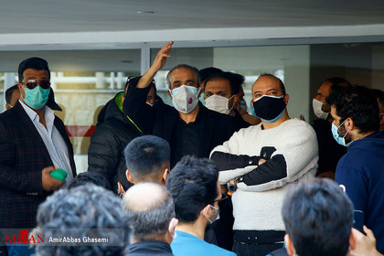 حضور ورزشکاران و هواداران مقابل بیمارستان محل بستری علی انصاریان
