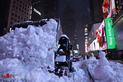 کارمند شهرداری در حال پاک کردن برف در منهتن.