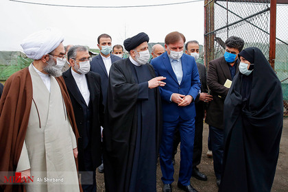 بازدید آیت الله رئیسی از بخش‌های مختلف کارخانه صنایع پوشش ایران