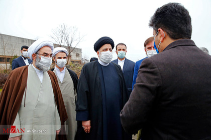 بازدید آیت الله رئیسی از بخش‌های مختلف کارخانه صنایع پوشش ایران