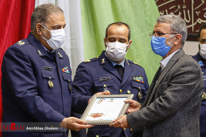 مراسم نمادین تجدید بیعت همافران نیروی هوایی با امام خمینی (ره) در مدرسه علوی