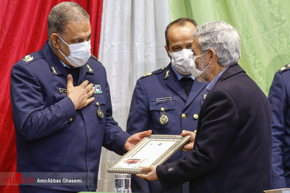 مراسم نمادین تجدید بیعت همافران نیروی هوایی با امام خمینی (ره) در مدرسه علوی