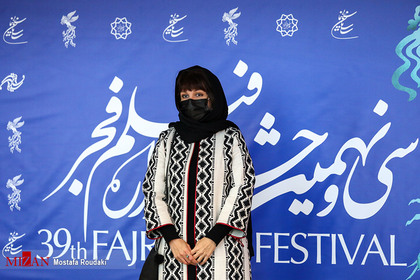 آیدا پناهنده تهیه کننده و کارگردان ، در هشتمین روز از سی و نهمین جشنواره فیلم فجر
