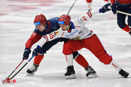 ورزشکار نروژی و ورزشکار روس در مسابقه مرحله گروهی هاکی بین مردان در کراسنویارسک
