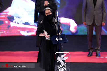 برنده سیمرغ بهترین بازیگر نقش اول زن رویا افشار ، در اختتامیه سی و نهمین جشنواره فیلم فجر
