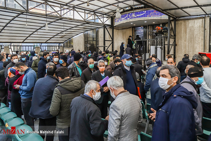 تجمع مردم در ساختمان استانداری تهران برای اخذ مجوز تردد در دوران ممنوعیت های تردد شبانه و بین شهری-تهران.