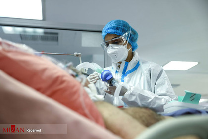 پرستار و بیمار در بیمارستانی در آتن یونان
