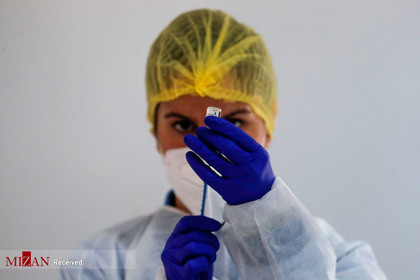 کادر پزشکی در اسپانیا دوز واکسن فایزر را آماده می کند
