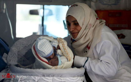پرستار با دوقلوهای تازه متولد شده در آمبولانس در فرودگاه یمن
