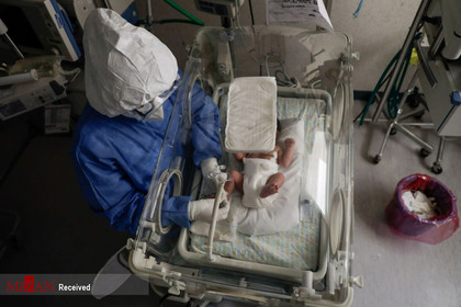 پرستار با کودک مبتلا به ویروس کرونا در زایشگاهی در مکزیک
