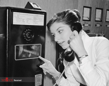 دخترآلمانی درحال استفاده از تلفن با ارتباط بین المللی در سال ۱۹۵۷