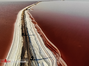 دریاچه حوض سلطان به رنگ سرخ - (دریاچه نمک حوض سلطان در ۴۰ کیلومتری شمال قم قرار دارد که برای اولین بار به رنگ قرمز درآمد . سرخ شدن دریاچه های نمک یک پدیده طبیعی است که به دلیل افزایش نوعی جلبک در این دریاچه‌ها اتفاق می افتد.)