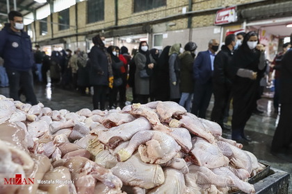 صف خرید مرغ در تره بار میدان بهمن