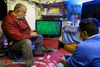 زندانیان زندان رجایی شهر مشغول بازی با کنسول بازی ویدئویی هستند . 