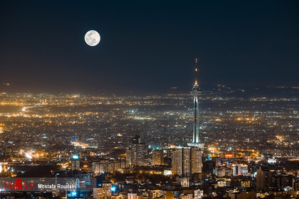 تک عکس / ماه در پیشانی تهران