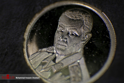 رونمایی از سکه طلا منقش به تمثال شهید حاج قاسم سلیمانی