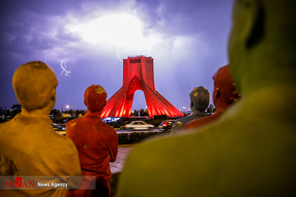 برج آزادی به رنگ سرخ هلال احمر
