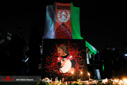نورپردازی برج آزادی برای همدردی با جان باختگان حادثه تروریستی مدرسه سیدالشهدا کابل