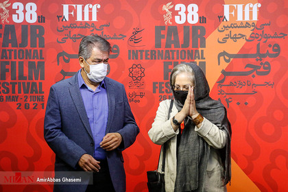 رخشا بنی اعتماد کارگردان  و جهانگیر کوثری تهیه کننده ، در سومین روز سی و هشتمین جشنواره جهانی فیلم فجر