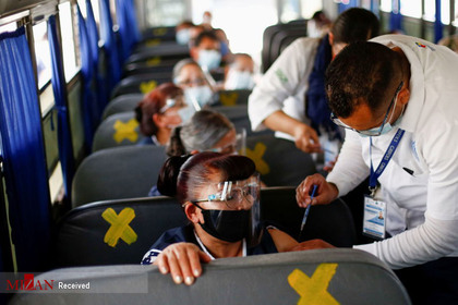 دریافت واکسن در اتوبوس در سیوداد خوارس، مکزیک
