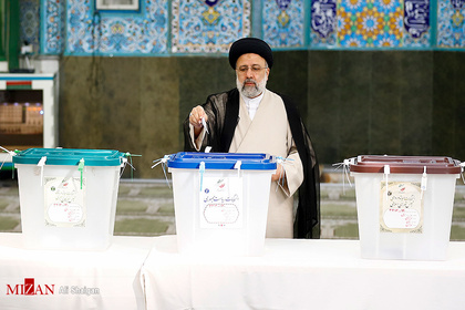 حضور آیت الله رئیسی در انتخابات 1400