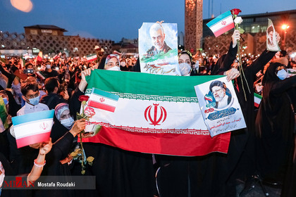 شادی مردم تهران پس از پیروزی سیدابراهیم رئیسی در انتخابات
