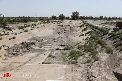 سد سیستان که به دلیل ساخت سد کمال خان در افغانستان و خشکسالی های اخیر کاملا خشک شده است.
