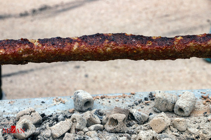 طبخ کباب کوبیده به طول ۱۱۰ متر در بجنورد به مناسبت عید غدیر
