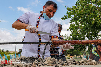 طبخ کباب کوبیده به طول ۱۱۰ متر در بجنورد به مناسبت عید غدیر