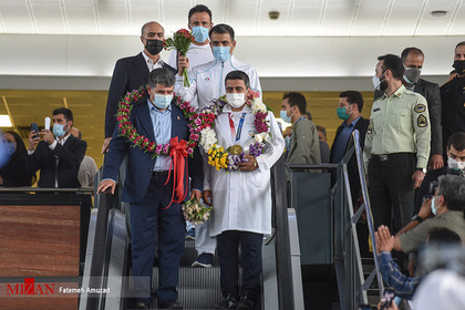 استقبال از جواد فروغی در فرودگاه امام (ره)
