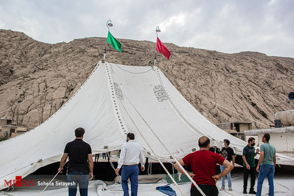 آیین سنتی برپایی خیمه‌های عزاداری ماه محرم در شهر زرقان - فارس
