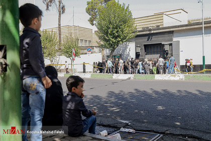 سرگردانی افغانستانی‌ها در مقابل سفارت آلمان
