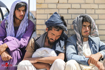 مهاجرینی که شبانه از دیوار مرزی  وارد خاک ایران می شوند.
