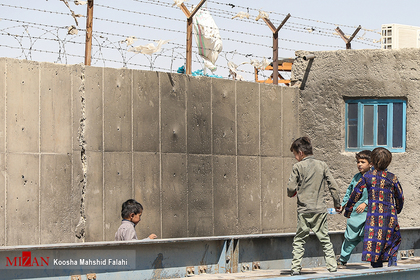 مهاجرینی که شبانه از دیوار مرزی  وارد خاک ایران می شوند.  