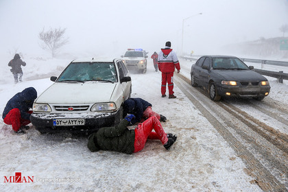 امداد رسانی نیروهای هلال احمر به خودروهای گرفتار در برف - بجنورد
