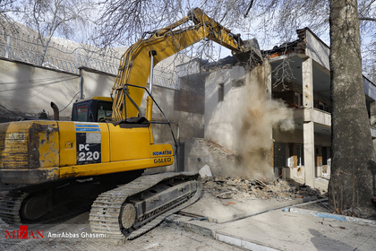 تخریب بنای متعلق به وزارت نیرو در بستر رود چالوس
