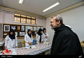 بازدید رئیس مجلس شورای اسلامی از هنرستان کارودانش دخترانه فخری در قم 